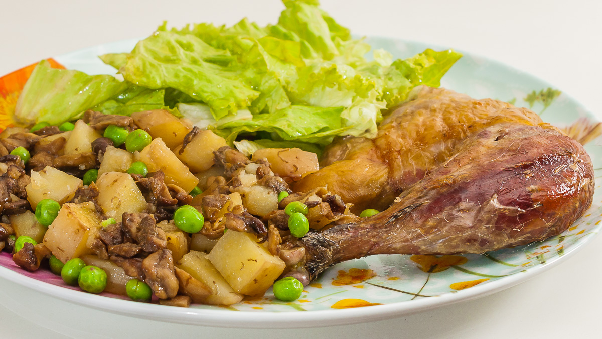 Pintade Aux Pommes De Terre Nouvelles Petits Pois Et Champignons