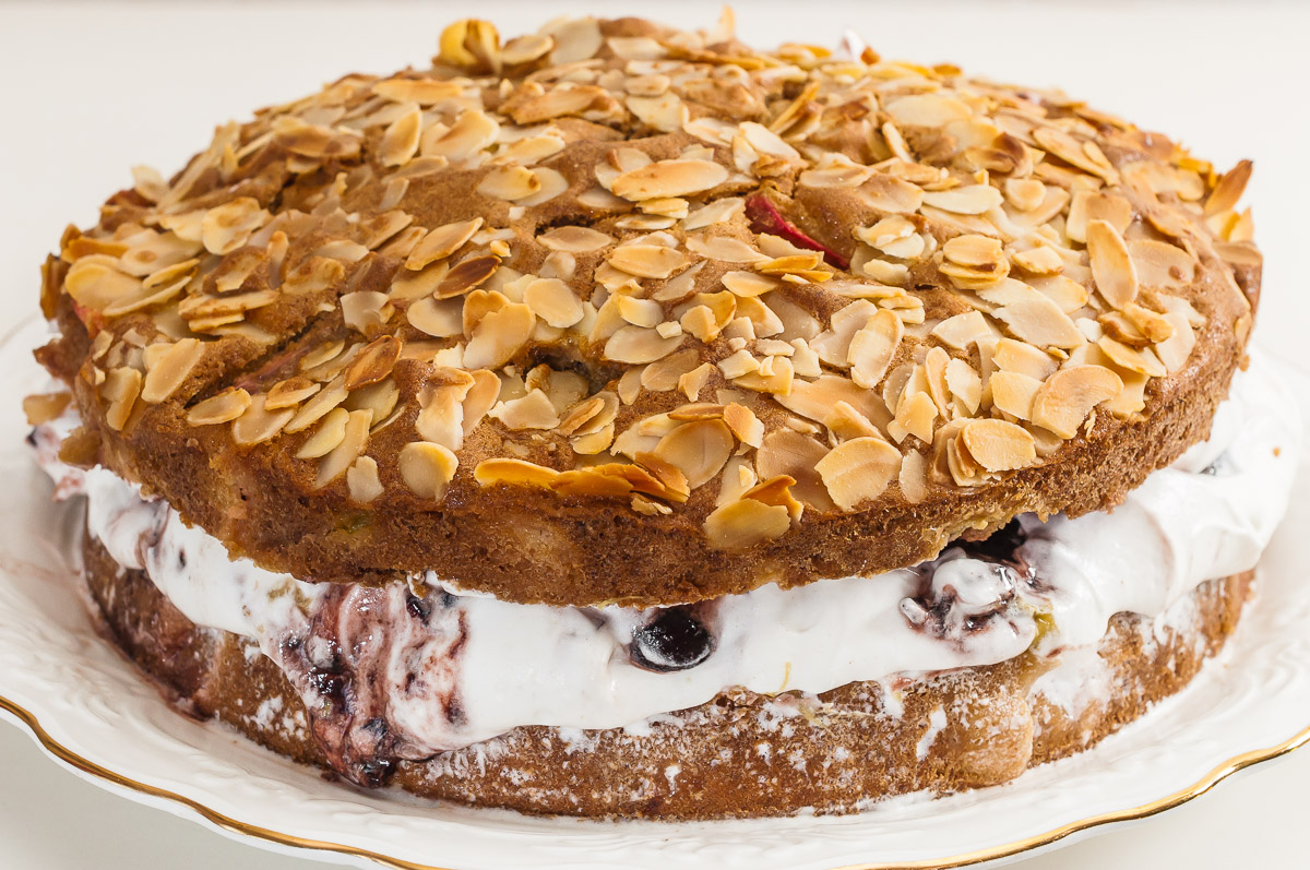 Photo de recette de Gâteau épicé à la rhubarbe et aux amandes, cuisine perse, cuisine iranienne, cuisine du monde, facile, gourmand, épice, originale, cerises, cannelle, dessert, gâteau, Kilomètre-0, blog de cuisine réalisée à partir de produits de saison et issus de circuits courts