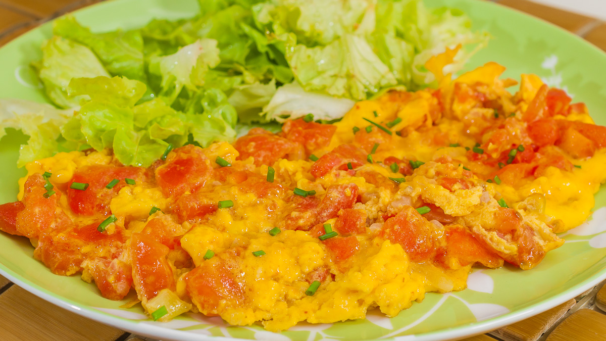 Photo de recette facile de Djibouti, africaine, cuisine du monde, oeufs, tomates, omelette rapide, légère, bio, épices de Kilomètre-0, blog de cuisine réalisée à partir de produits de saison et issus de circuits courts