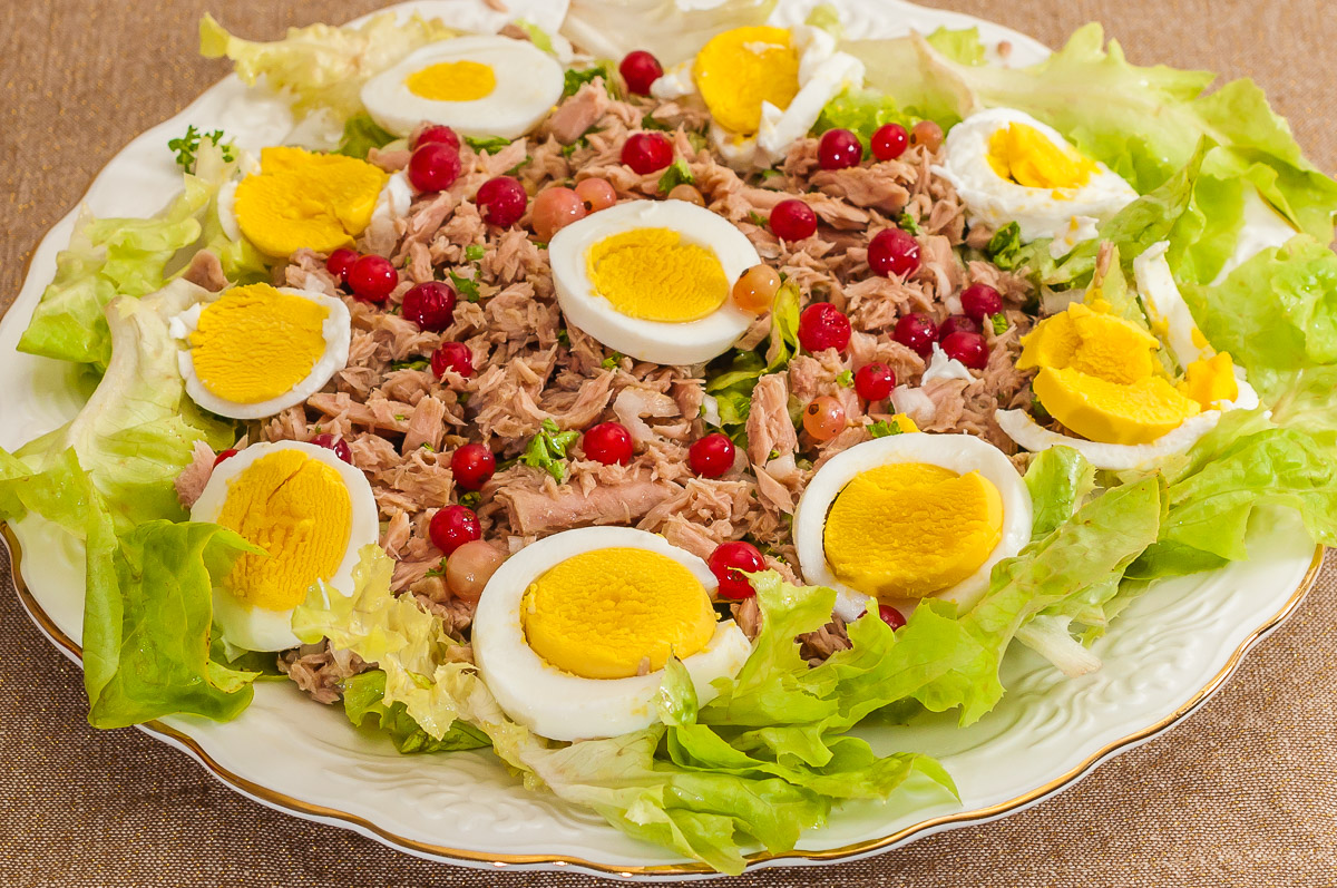 Photo de recette de salade estivale facile, légère, thon, oeuf, salade verte, vinaigrette de Kilomètre-0, blog de cuisine réalisée à partir de produits de saison et issus de circuits courts