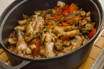 Photo de recette de Kedjenou de poulet, cuisine ivoirienne, Côte d'Ivoire, africaine, poulet, légumes, mijoté, aubergines, de  Kilomètre-0, blog de cuisine réalisée à partir de produits de saison et issus de circuits courts