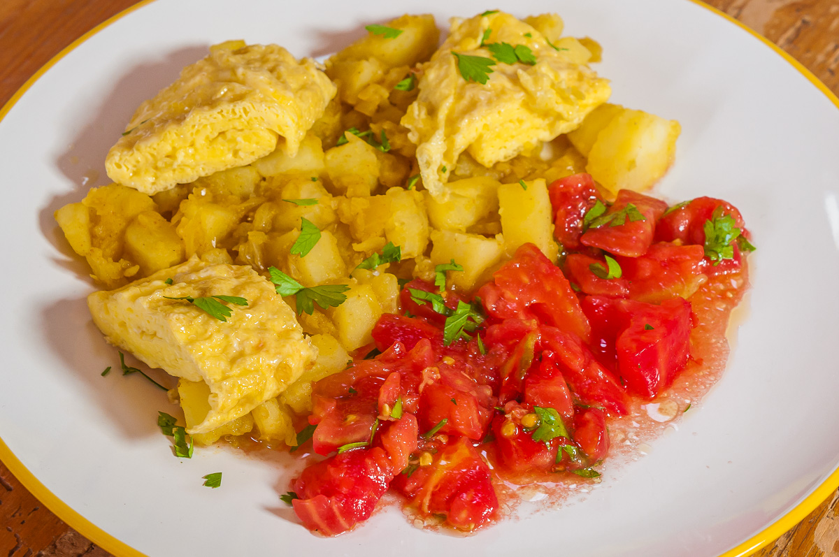 Photo de recette de curry végétarien, indien, Inde, épices, pommes de tere, oeufs, facile, pas cher, cuisine du monde, bio de Kilomètre-0, blog de cuisine réalisée à partir de produits de saison et issus de circuits courts