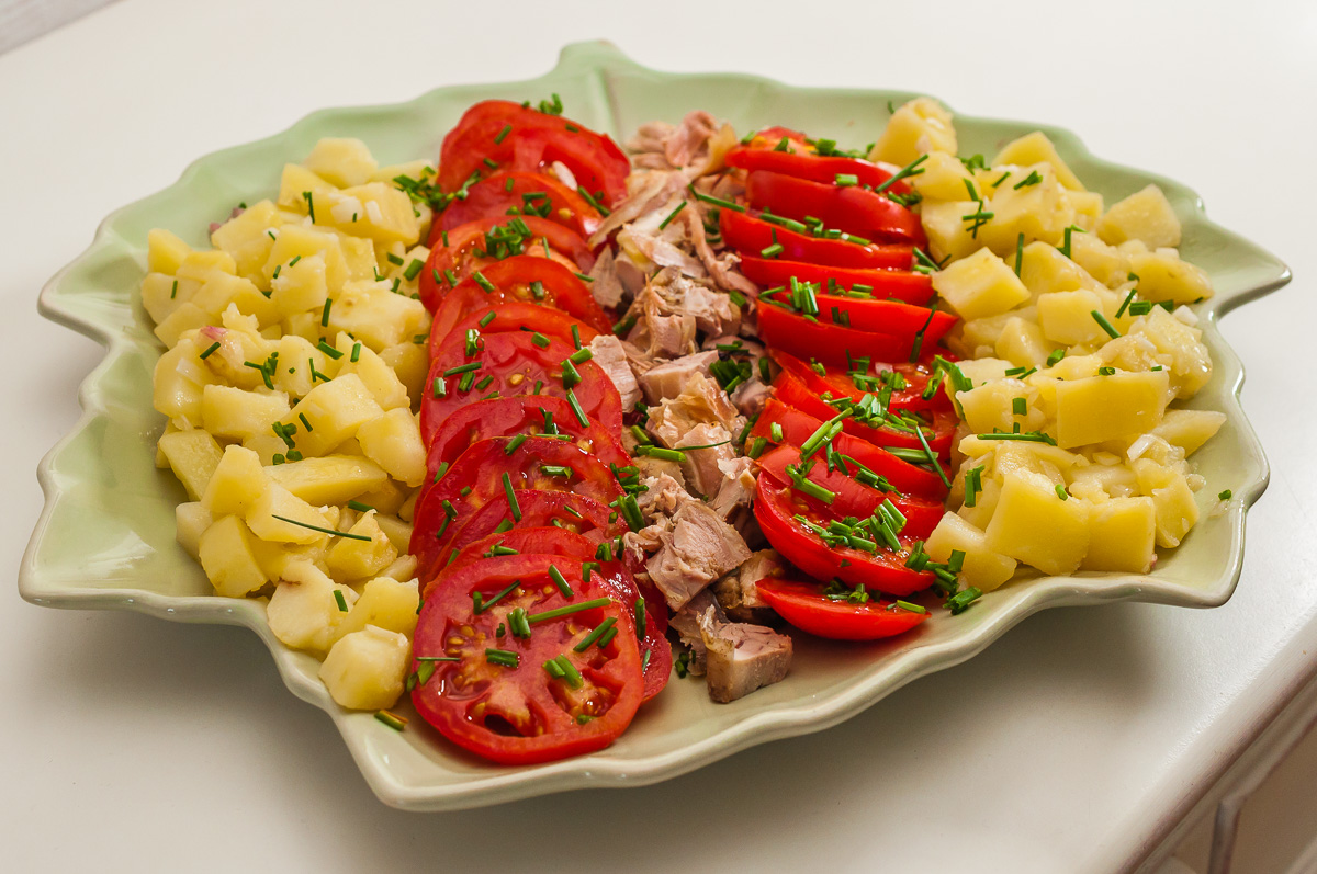 Photo de recette de salade de crudités et pommes de terre d'été, tomates, facile, économique, pas cher de Kilomètre-0, blog de cuisine réalisée à partir de produits de saison et issus de circuits courts