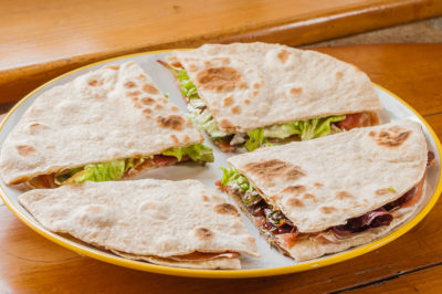 Photo de recette italienne, San Marino, Saint Marin, pain plat, piadina, galette, jambon, pic nic, apéro, facile, économique de de Kilomètre-0, blog de cuisine réalisée à partir de produits de saison et issus de circuits courts
