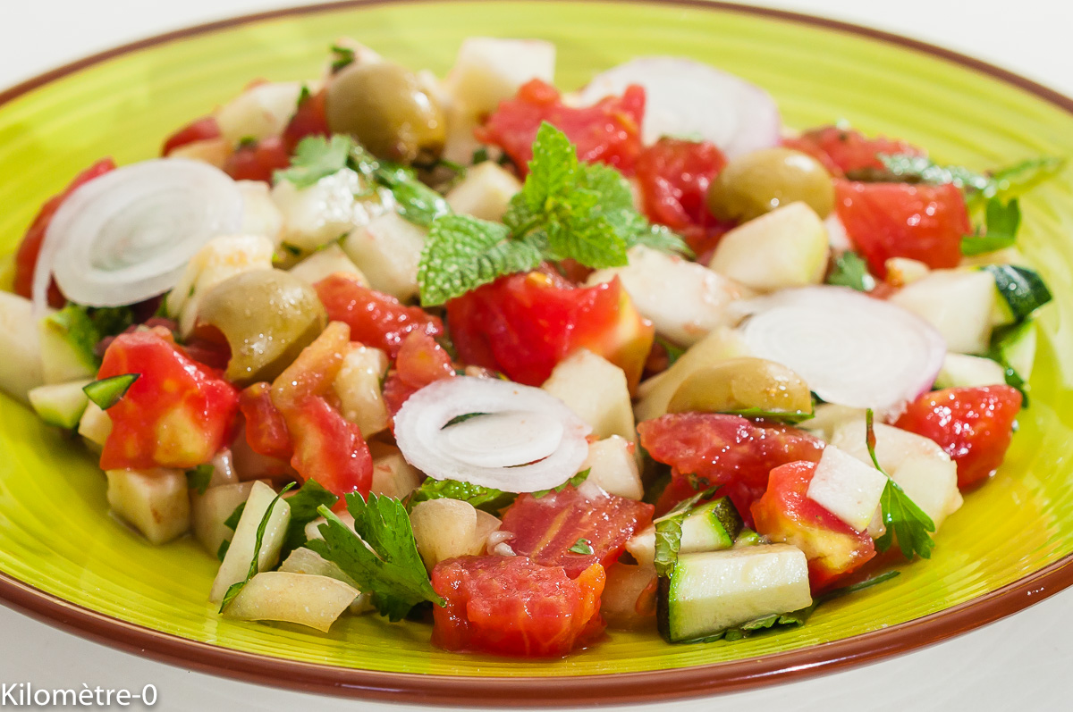 Photo de recette de salade de crudités d'été, facile, rapide, healthy, végétarienne de Kilomètre-0, blog de cuisine réalisée à partir de produits de saison et issus de circuits courts