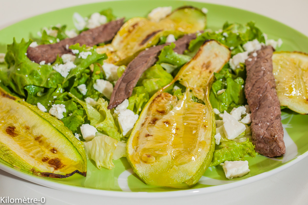 Photo de recette de salade de boeuf, courgettes, feta, été, estivale, légère, fêta, healthy, salade complète, Kilomètre-0, blog de cuisine réalisée à partir de produits de saison et issus de circuits courts
