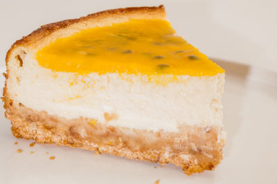 Photo de recette de Bolivie,  gâteau fromager bolivien, facile, fruits de la passion, gâteau, dessert, tarte, fromage frais, léger, orange, fruit, Kilomètre-0, blog de cuisine réalisée à partir de produits de saison et issus de circuits courts