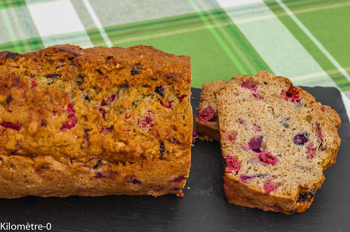 Photo de recette de gâteau du matin aux fruits rouges facile framboises, myrtilles  Kilomètre-0, blog de cuisine réalisée à partir de produits de saison et issus de circuits courts