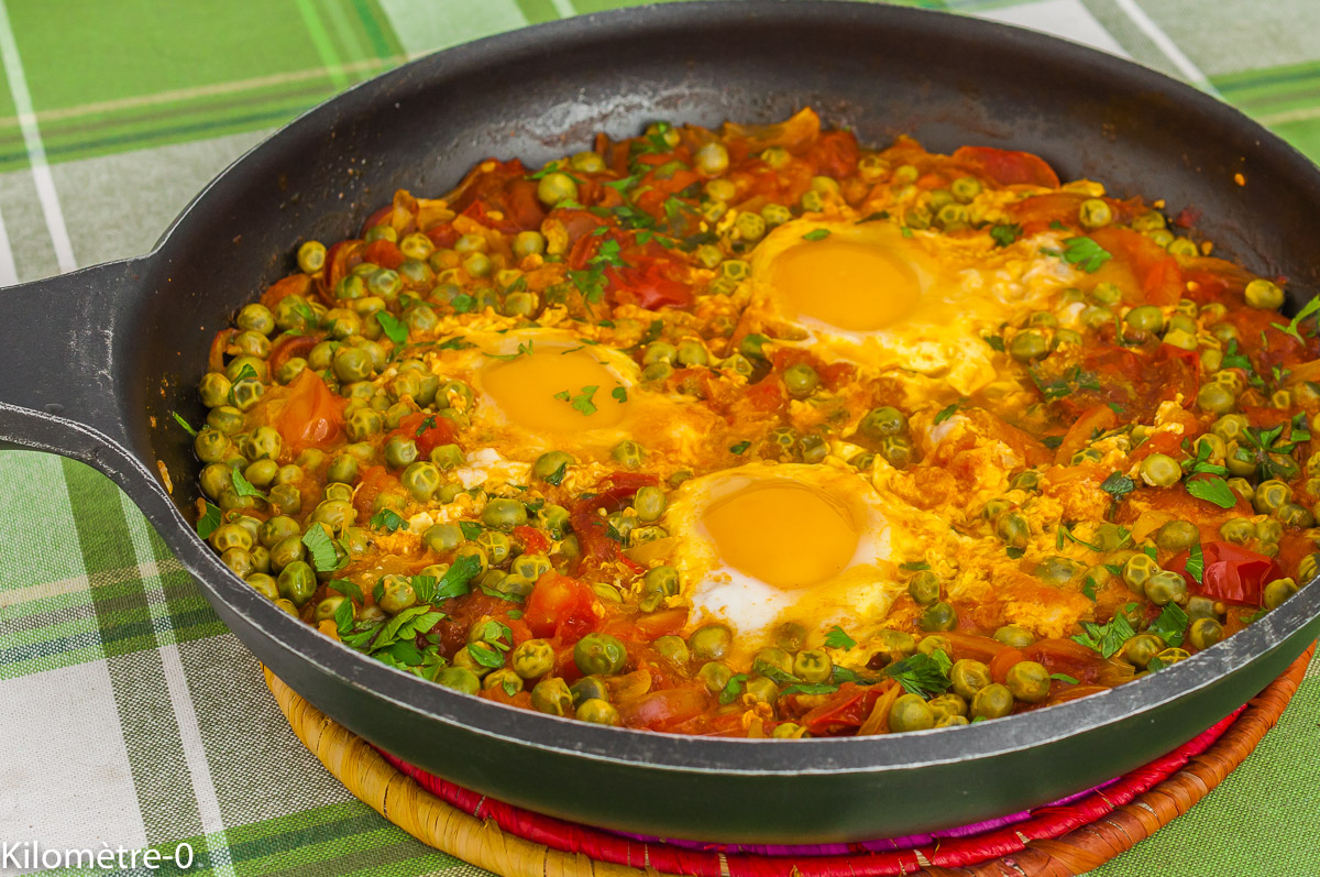 Photo de recette decuisine africaine, végétarienne, tajine, oeuf, tomate, petits pois, facile, légère, healthy de Kilomètre-0, blog de cuisine réalisée à partir de produits de saison et issus de circuits courts