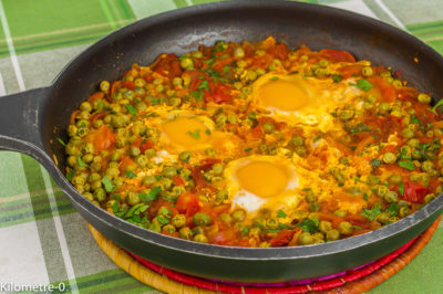 Photo de recette de tajine, cuisine du monde, Maghreb, Tunisie, Algérie, Maroc, anti inflammatoire, petits pois, oeufs, tomates, facile, légumes, végétarien, végétarienne, healthy, légère deKilomètre-0, blog de cuisine réalisée à partir de produits de saison et issus de circuits courts