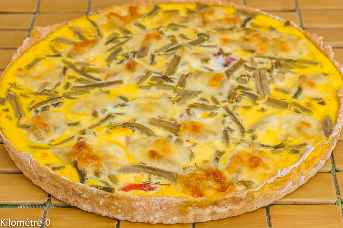 Photo de recette de tarte salée, légumes, végétarienne, été, tomate, moutarde, haricots verts, facile, légère de Kilomètre-0, blog de cuisine réalisée à partir de produits de saison et issus de circuits courts