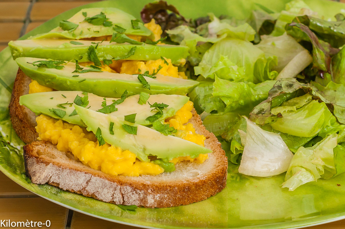 Photo de recette végétarienne, oeufs brouillés, avocat, healthy, tartines de Kilomètre-0, blog de cuisine réalisée à partir de produits de saison et issus de circuits courts
