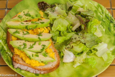 Photo de recette de tartine, bruschetta, croûte, avocat, oeuf, oeufs brouillés, végétarien, healthy, facile, rapide, avocat, bio de Kilomètre-0, blog de cuisine réalisée à partir de produits de saison et issus de circuits courts