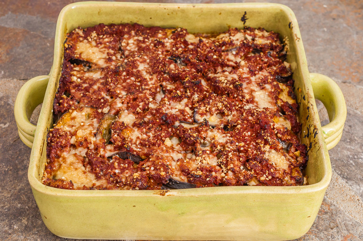 Photo de recette de parmigiana siciliana, italienne, aubergines, tomates, mozza, oeufs, facile, été, bio, healthy, végétarien de  Kilomètre-0, blog de cuisine réalisée à partir de produits de saison et issus de circuits courts