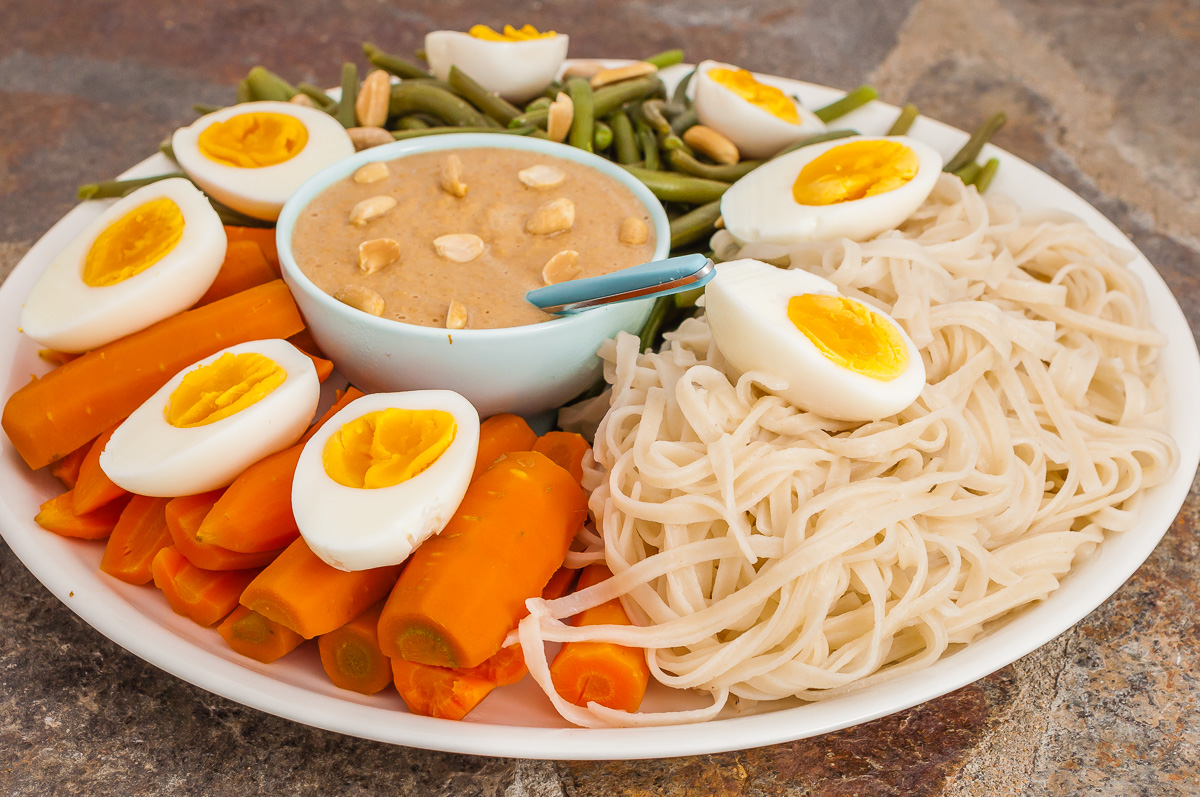 Photo de recette de gado gado indonésien, facle, végétarien, oeufs, carotte, haricotas verts, arachide, cuisine du monde, cuisine asiatique, cacahuètes, nouilles de riz, healthy, bio de Kilomètre-0, blog de cuisine réalisée à partir de produits de saison et issus de circuits courts