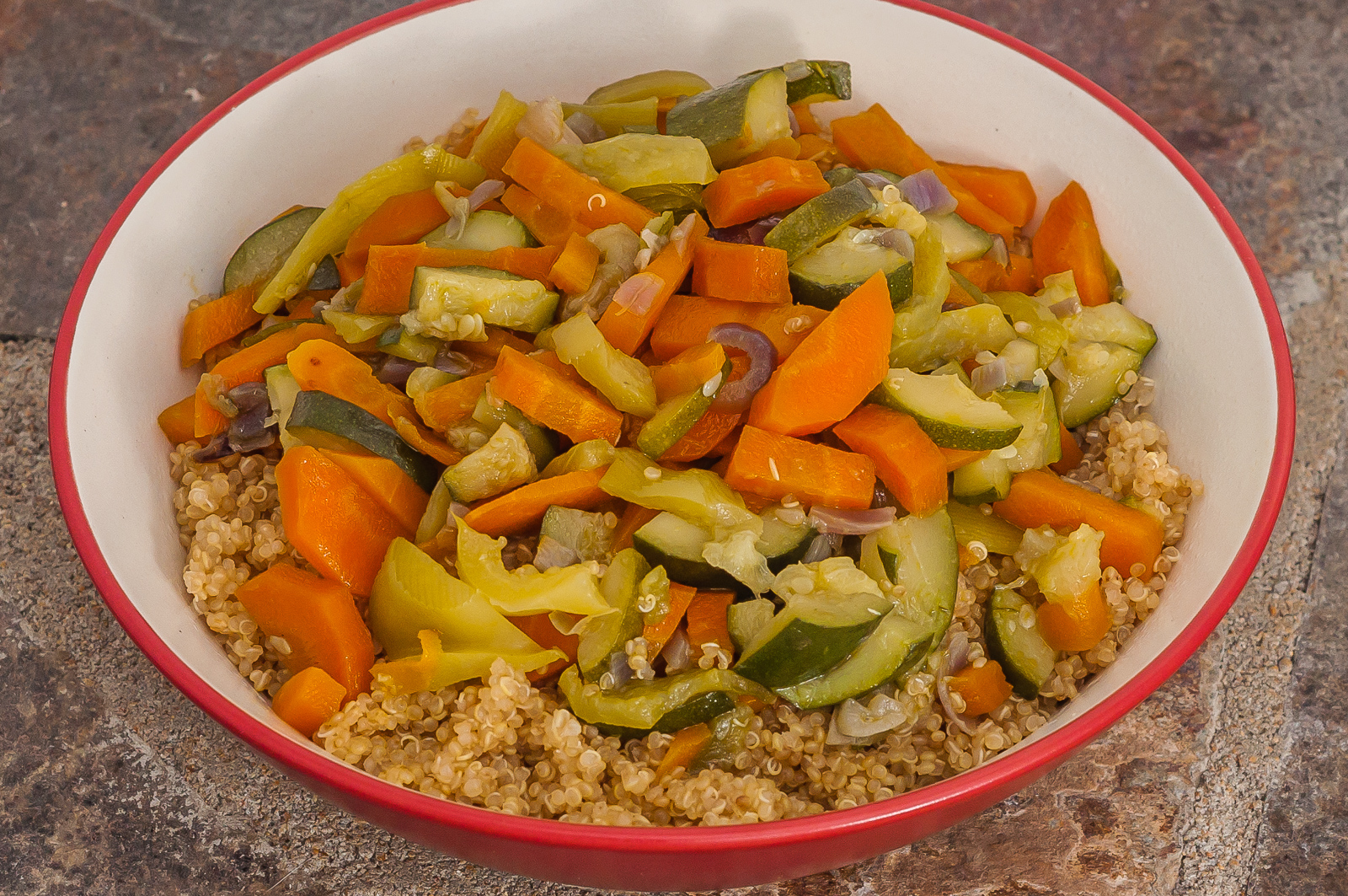 Photo de recette bolivienne, américaine, Bolivie, quinoa, légumes, végétarienne, healthy, bio, facile, été, carotte, courgette, facile, rapide dede Kilomètre-0, blog de cuisine réalisée à partir de produits de saison et issus de circuits courts