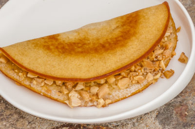 Photo de recette d'apam balik, crêpes malaisiennes, cacahuètes, arachide, dessert, Malaisie, facile, dessert, tour du monde des crêpes et galettes, Kilomètre-0, blog de cuisine réalisée à partir de produits de saison et issus de circuits courts