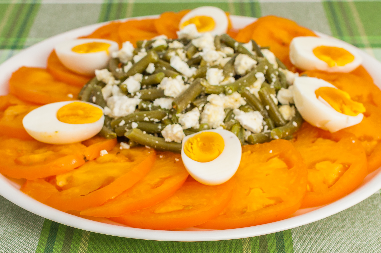 Photo de recette de salade d'été, végétarienne, healthy, facile, rapide, légère, oeufs, tomates, haricots verts, fêté, bio, facile, Kilomètre-0, blog de cuisine réalisée à partir de produits de saison et issus de circuits courts