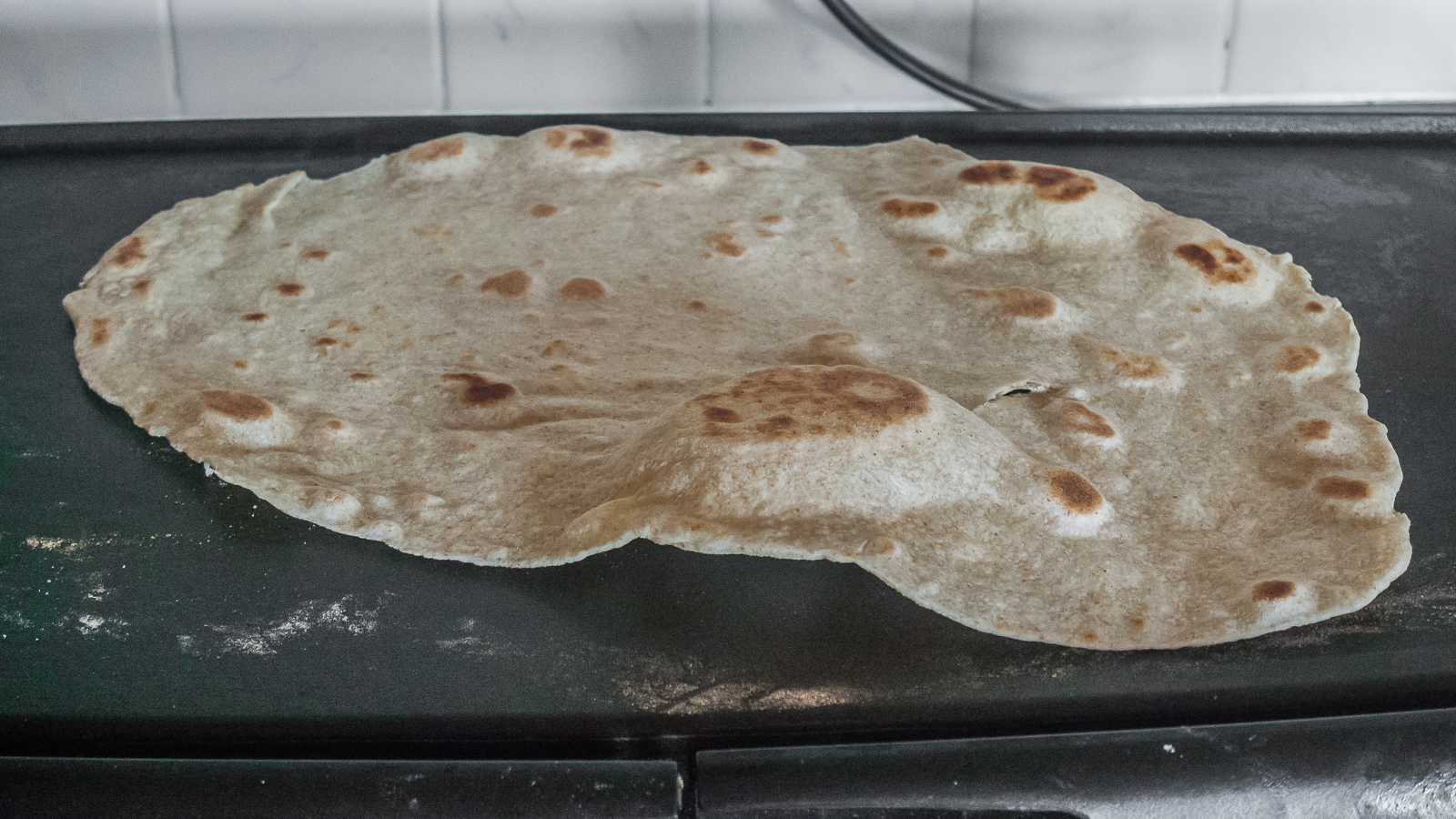 Photo de recette de tortilla de blé maison, bio, facile, économique Kilomètre-0, blog de cuisine réalisée à partir de produits de saison et issus de circuits courts