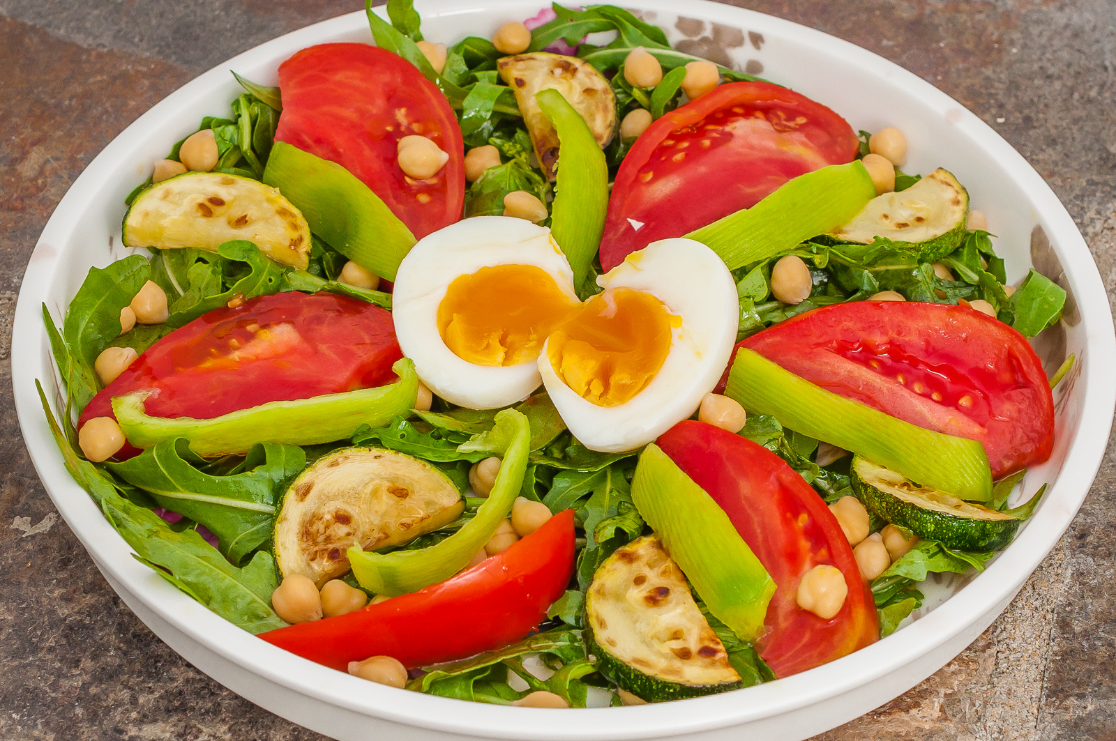 Photo de recette de salade d'été végétarienne, healthy, oeufs, tomates, poivrons, pois chiche, légère, bio, rapide, roquette, Kilomètre-0, blog de cuisine réalisée à partir de produits de saison et issus de circuits courts