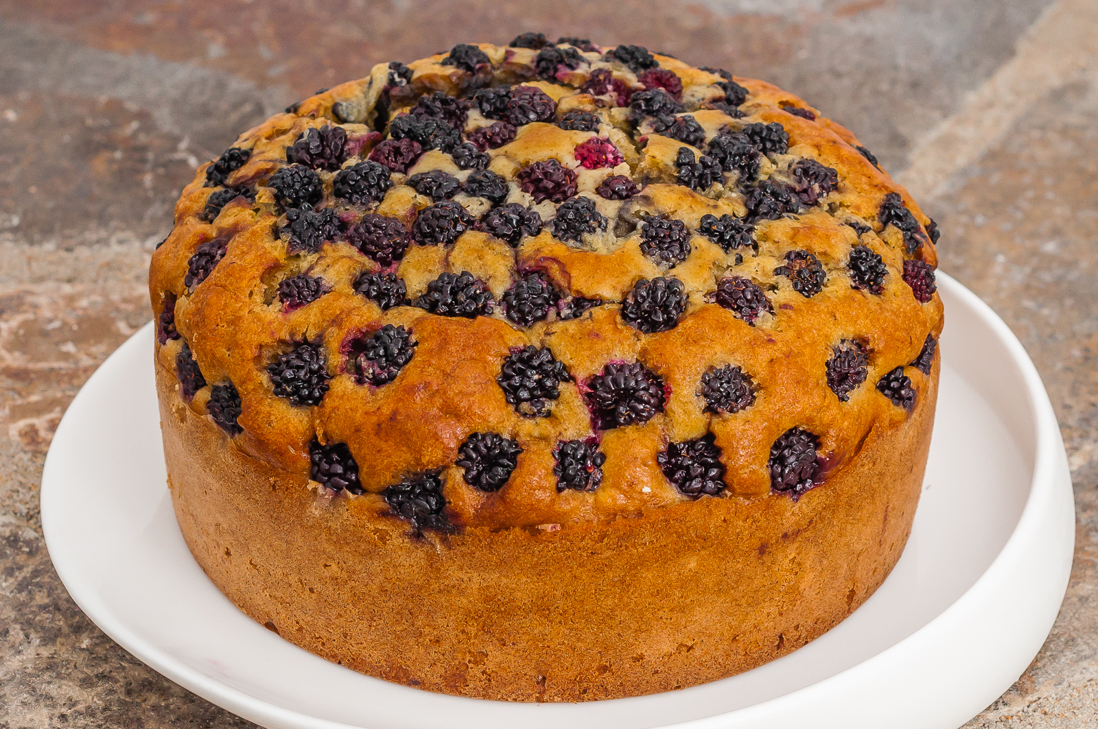 Photo de recette de Bublanina aux mûres, dessert tchèque, facile, mûres, fruits rouges, rapide, heathy, Kilomètre-0, blog de cuisine réalisée à partir de produits de saison et issus de circuits courts