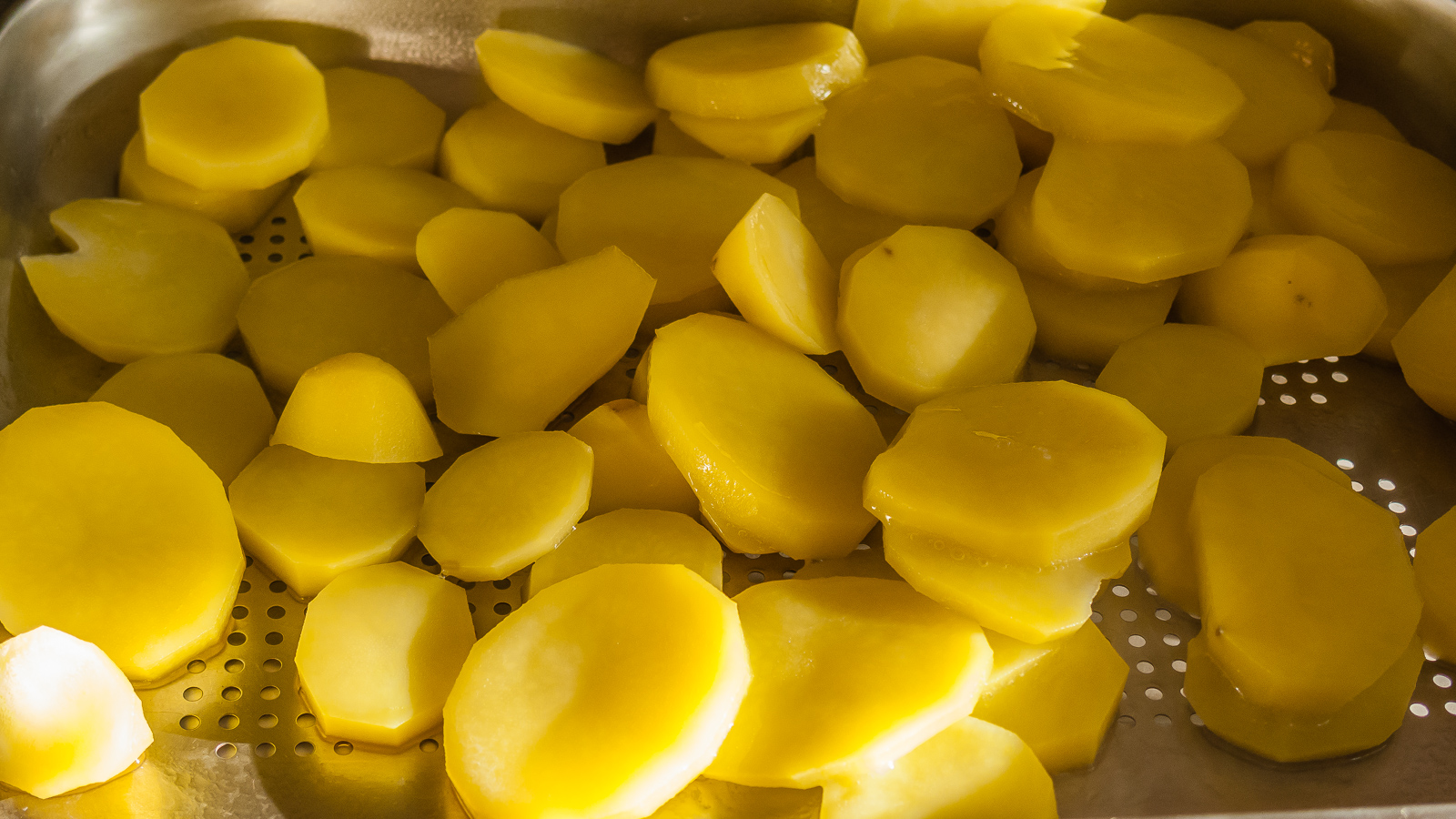 Photo de recette de tortilla espagnole, cuisine d'Espagne, facile, oeufs, omelette, pomme de terre, légère, facile, rapide, végétarienne, healthy, bio deKilomètre-0, blog de cuisine réalisée à partir de produits de saison et issus de circuits courts