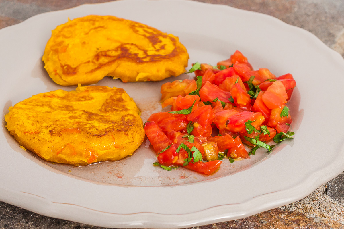 Photo de recette de Sopaipillas (galettes de potimarron), cuisine chilienne, Chili, recette facile, potimarron, courge, cuisine végétarienne, healthy, tomates, légère, américaine,  Kilomètre-0, blog de cuisine réalisée à partir de produits de saison et issus de circuits courts