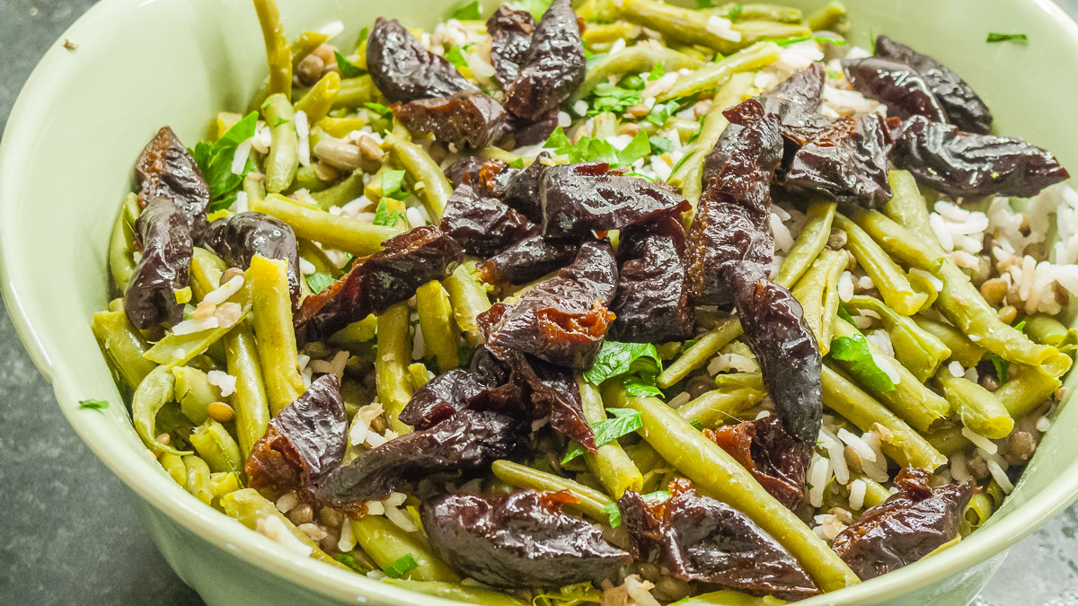 Photo de recette de Salade de riz aux lentilles, haricots verts et pruneaux, bio, healthy, végétarienne, rapide, facile,  Kilomètre-0, blog de cuisine réalisée à partir de produits de saison et issus de circuits courts