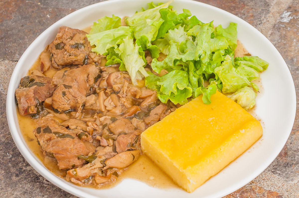 Photo de recette de mijoté roumain, facile, plat, bio, polenta Kilomètre-0, blog de cuisine réalisée à partir de produits de saison et issus de circuits courts