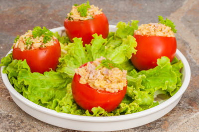 Photo de recette de tomates à la monégasque, cuisine monégasque, Monaco, salade, tomates, riz, thon, été, panier de tomates, salade monégasque, Monaco, facile, léger, mayonnaise, tomate, riz, facile, été, de Kilomètre-0, blog de cuisine réalisée à partir de produits de saison et issus de circuits courts