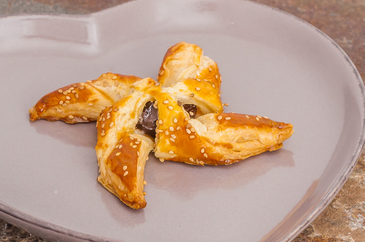 Photo de recette de joulutorttu, étoiles de Noël finlandaise, Noël en Finlande, gâteaux, feuilletés, bouchées, rapide, facile, pruneaux de Kilomètre-0, blog de cuisine réalisée à partir de produits de saison et issus de circuits courts