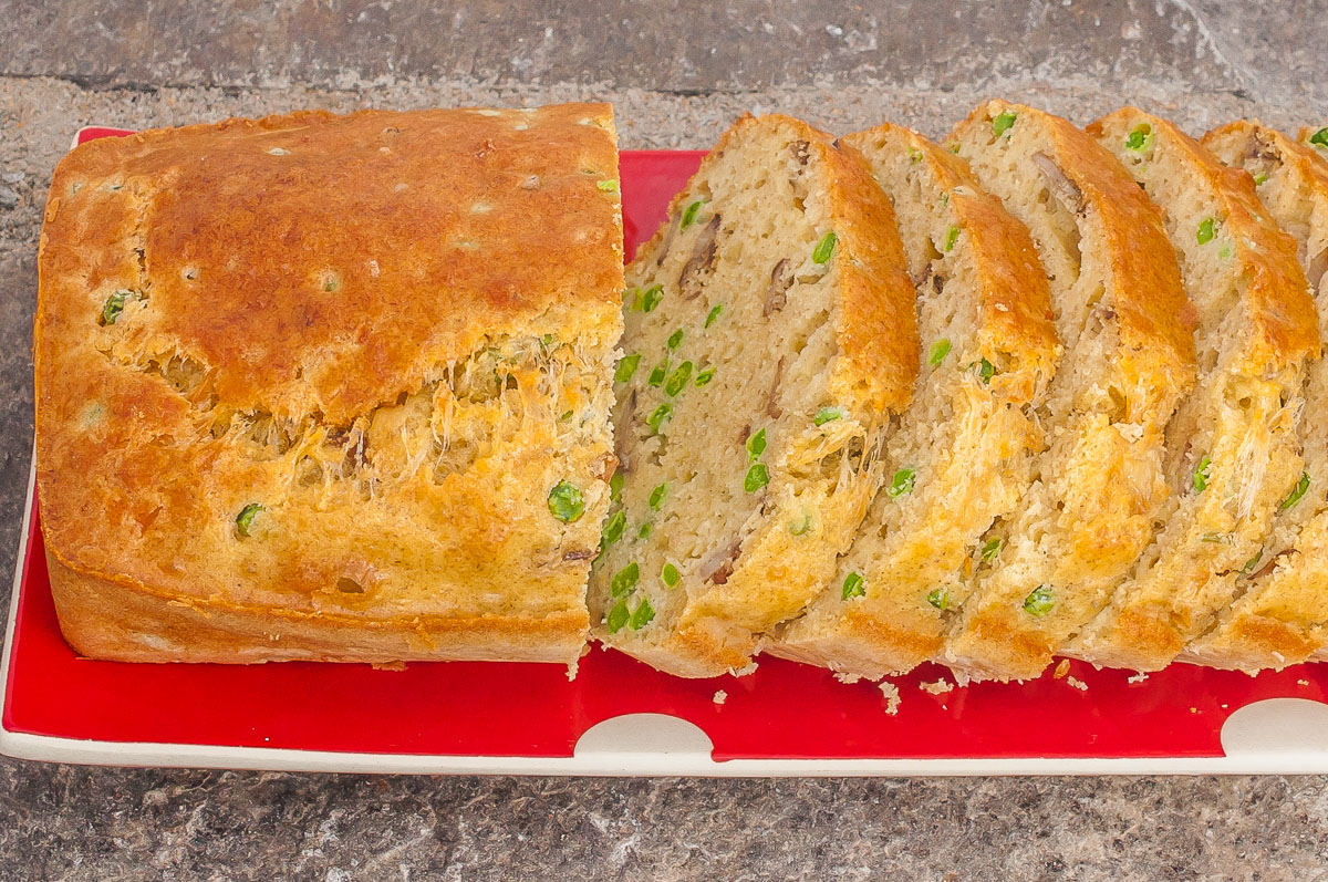 Photo de recette de cake salé, légumes,n champignons, fromage, petits pois, cèpes, comté, bio, facile, rapide, apéro, buffet, pic nic, léger Kilomètre-0, blog de cuisine réalisée à partir de produits de saison et issus de circuits courtsPhoto de recette de Kilomètre-0, blog de cuisine réalisée à partir de produits de saison et issus de circuits courts