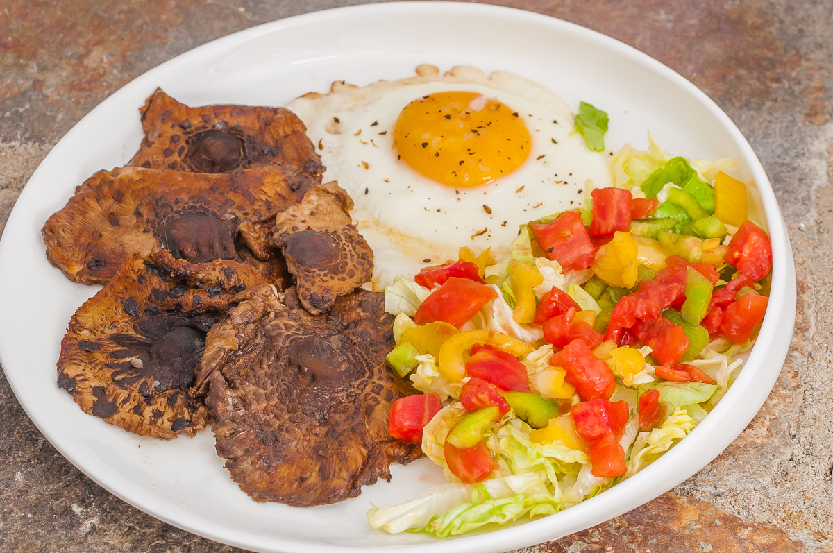 Photo de recette de coulemelles, oeuf, automne, champignons, crudités, légumes, bio, facile, rapide, léger, healthy, végétarien, cuisine végétarienne, Kilomètre-0, blog de cuisine réalisée à partir de produits de saison et issus de circuits courts