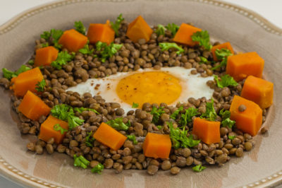 Photo de recette végétarienne, healthy, lentilles, filière française, oeuf, patate douce locale, bio, facile, rapide, healthy, énergétiqueKilomètre-0, blog de cuisine réalisée à partir de produits de saison et issus de circuits courts