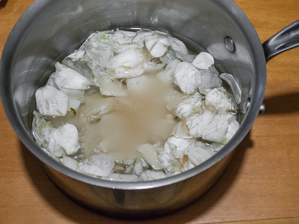 Photo de recette de sirop de rose maison, eau de rose, bio, facile, rapide, deKilomètre-0, blog de cuisine réalisée à partir de produits de saison et issus de circuits courts