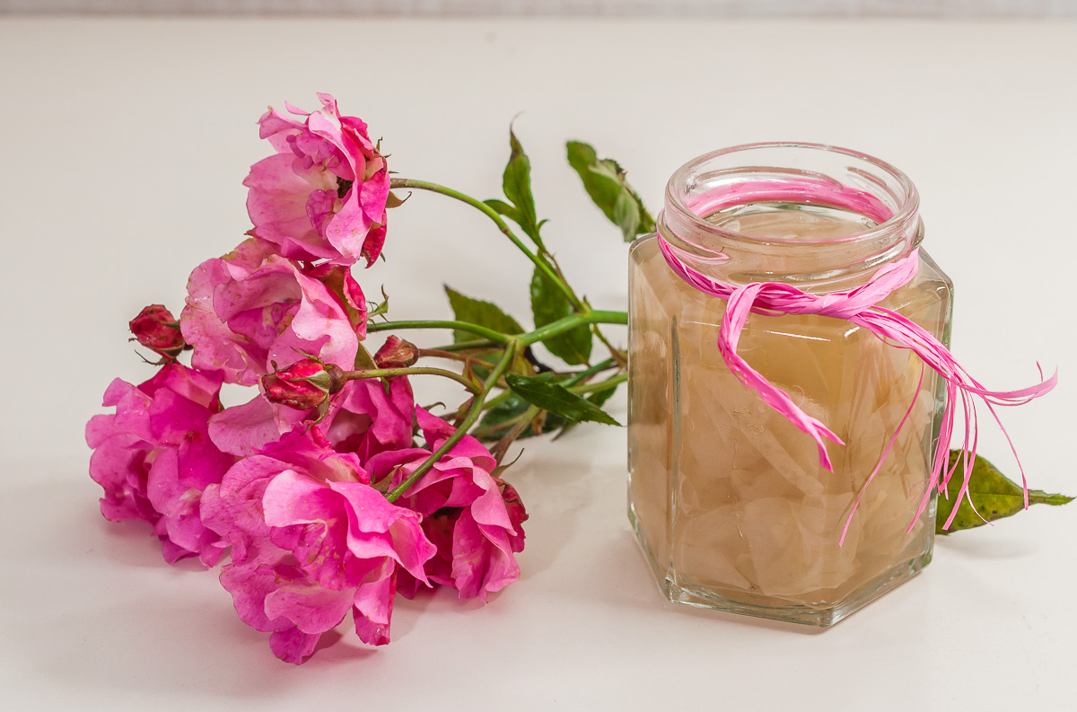 Photo de recette d'eau, sirop de rose maison, albanais, Albanie, facile, rapide, économique, bio de Kilomètre-0, blog de cuisine réalisée à partir de produits de saison et issus de circuits courts