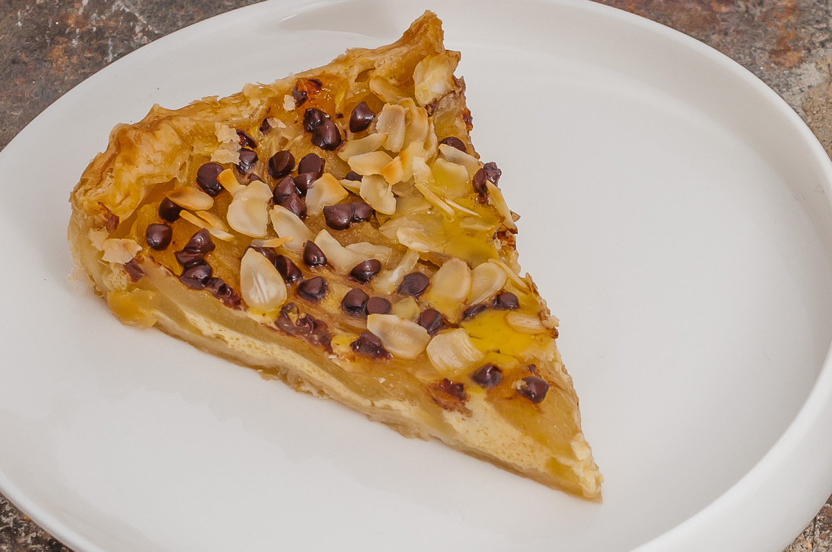 Photo de recette de tarte automnale facile, feuilletée, poire, chocolat, amandes de Kilomètre-0, blog de cuisine réalisée à partir de produits de saison et issus de circuits courts