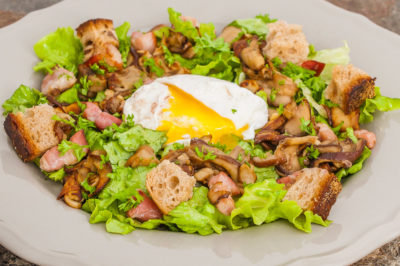 Photo de recette de salade automnale, cèpes, oeuf poché inratable, poitrine, lardons, healthy, facile, léger, complèteKilomètre-0, blog de cuisine réalisée à partir de produits de saison et issus de circuits courts