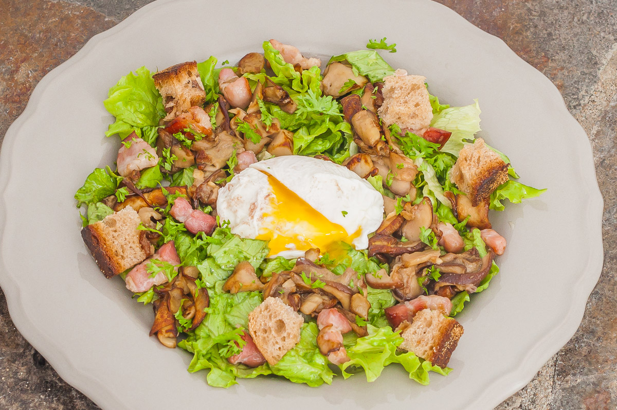 Photo de recette de salade d'oeuf poché, champignons, cèpes, automne, poitrine fumé, salade complète, bio;, healthy,e Kilomètre-0, blog de cuisine réalisée à partir de produits de saison et issus de circuits courts