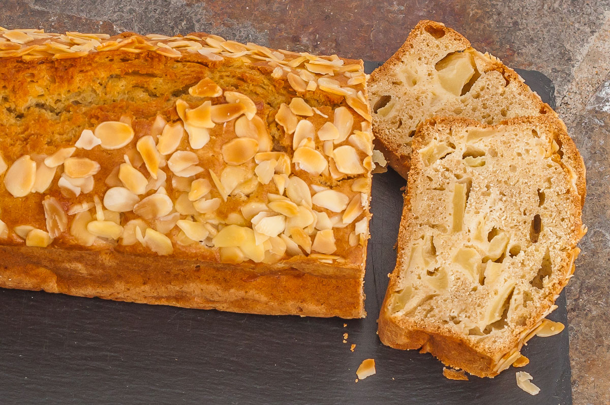 Photo de recette de cake aux pommes et au rhum, amande, facile, healthy, léger, bio, Kilomètre-0, blog de cuisine réalisée à partir de produits de saison et issus de circuits courts