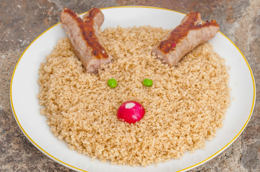 Photo de recette de plat pour enfants, Noël, semoule, saucisses, Rodophe le petit renne du Père Noël, facile, healthy, rapide, bio de de Kilomètre-0, blog de cuisine réalisée à partir de produits de saison et issus de circuits courts