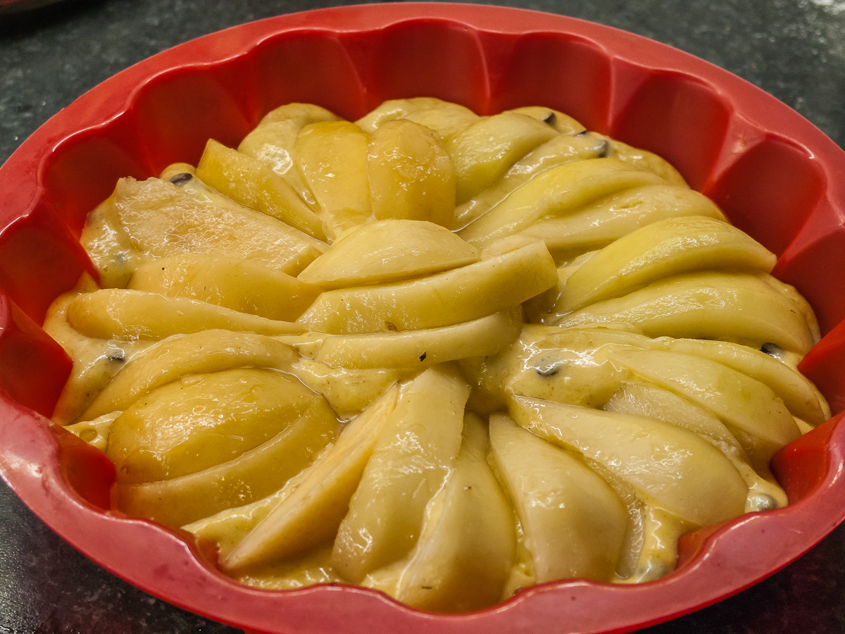 Photo de recette de Gâteau facile aux poires et pépites de chocolat, automne, hiver, gâteau, dessert, fruits, poire conférence, bio, facile, léger, rapide, healthy, bio de Kilomètre-0, blog de cuisine réalisée à partir de produits de saison et issus de circuits courts