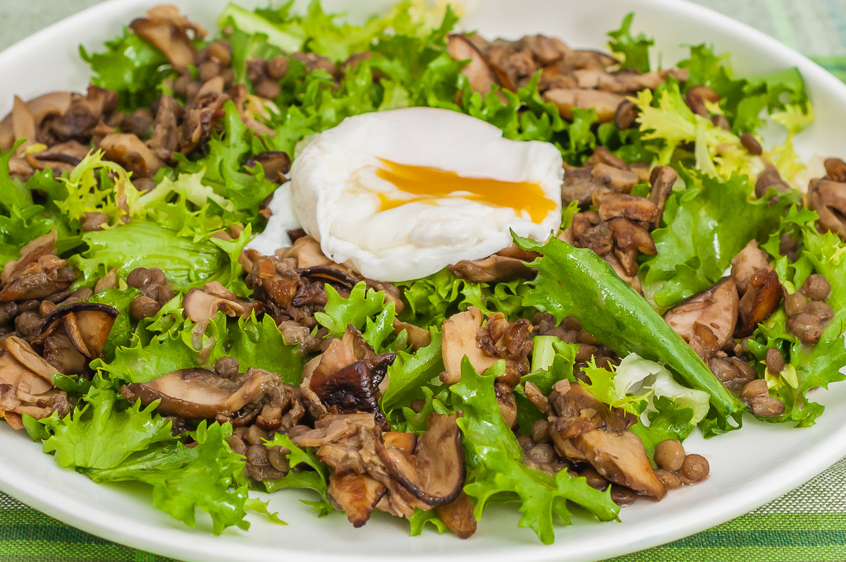 Photo de recette de Salade aux lentilles, aux cèpes et œufs pochés, facile, champignons, végétarien, heathy, rapide, automne, bolet, Kilomètre-0, blog de cuisine réalisée à partir de produits de saison et issus de circuits courts