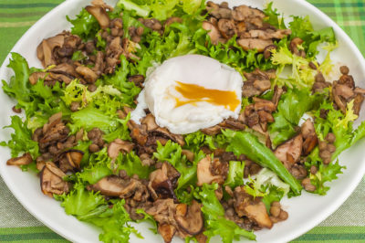 Photo de recette de Salade aux lentilles, aux cèpes et œufs pochés, facile, champignons, végétarien, heathy, rapide, automne, bolet, Kilomètre-0, blog de cuisine réalisée à partir de produits de saison et issus de circuits courts