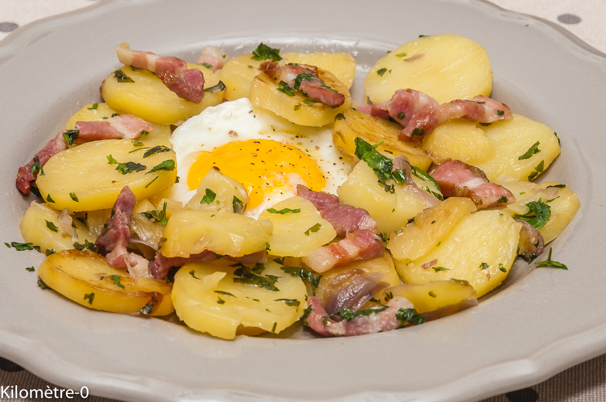 Photo de recette de poêlée de pommes de terre aux oeufs, facile, lardons, économique, bio de Kilomètre-0, blog de cuisine réalisée à partir de produits de saison et issus de circuits courts