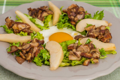 Photo de recette de Cèpes aux oeufs et aux poires, facile, bio, salade automnale, oeuf, fruits, automne, cèpes, champignons, healthy, végétarien, végé, rapide, Kilomètre-0, blog de cuisine réalisée à partir de produits de saison et issus de circuits courts