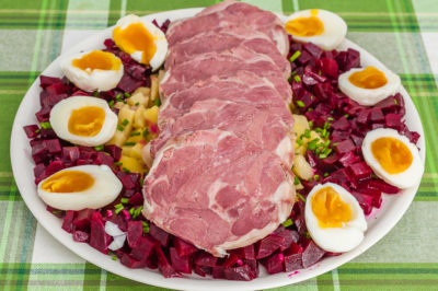 Photo de recette de salade de betterave rouge, pomme de terre, museau de porc, oeuf, facile, rapide, économique, tradition, bio de Kilomètre-0, blog de cuisine réalisée à partir de produits de saison et issus de circuits courts