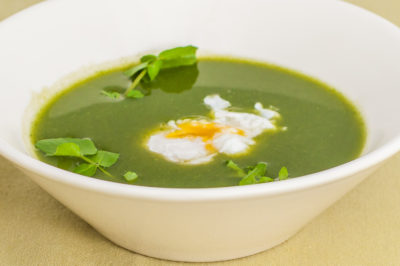 Photo de recette de  soupe de cresson, œuf poché, légumes, automne, hiver, facile, léger, végé, végétarien, healthy, potage, soir, bio de Kilomètre-0, blog de cuisine réalisée à partir de produits de saison et issus de circuits courts