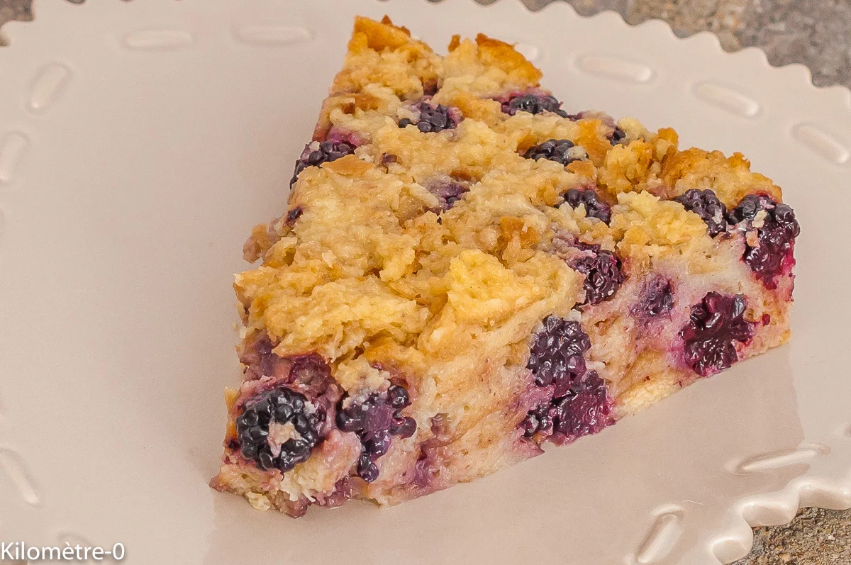 Photo de recette économique, anti gaspillage, gâteau de pain aux mûres, fruits rouges, petit déjeuner, pain perdu, goûter, facile, laitage, rapide, healthy, de de Kilomètre-0, blog de cuisine réalisée à partir de produits de saison et issus de circuits courts
