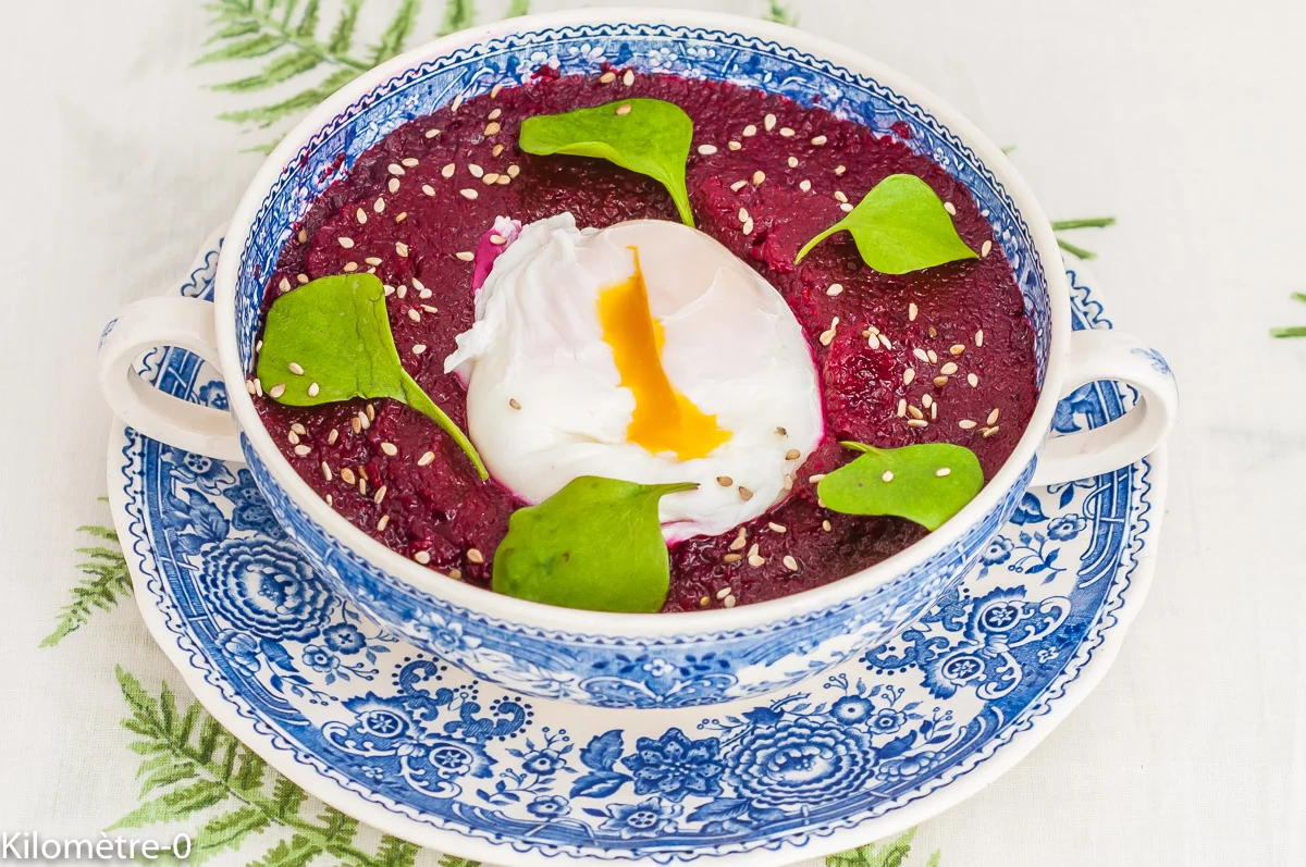 Photo de recette de betteraves aux oeufs pochés, oeuf, légumes, végétarienne, healthy, facile, rapide, économique, betterave rouge, bio, Kilomètre-0, blog de cuisine réalisée à partir de produits de saison et issus de circuits courts